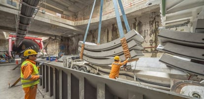 Unos empleados cargan dovelas para la tuneladora La Carolina, en el metro de Quito (Ecuador).