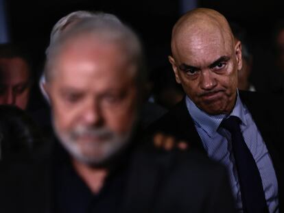 El juez Alexandre de Moraes camina detrás de Lula, el presidente brasileño, en un acto en Brasilia al día siguiente del asalto bolsonarista a los tres poderes.