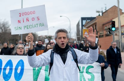 Varias personas marchan en una manifestación por la sanidad pública en Villa de Vallecas desde el centro de salud Cerro Almodovar, a 5 de marzo de 2023, en Madrid (España). 