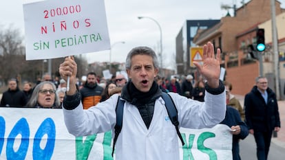 Varias personas marchan en una manifestación por la sanidad pública en Villa de Vallecas desde el centro de salud Cerro Almodovar, a 5 de marzo de 2023, en Madrid (España).