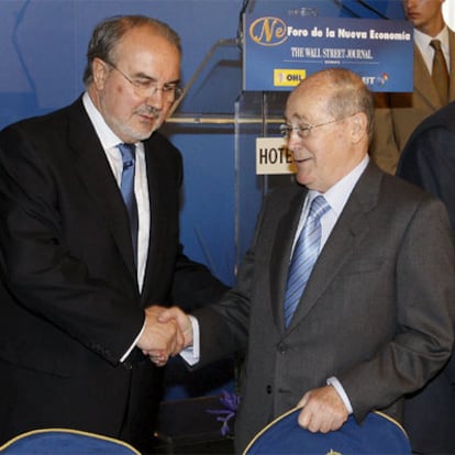 Solbes y el ex presidente de la CEOE, José María Cuevas, en Madrid.