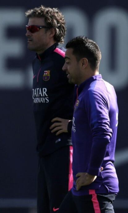 Luis Enrique conversa amb Xavi en la sessió d'aquest matí.