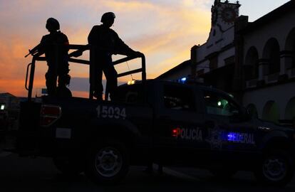 Dos militares patrullan las calles de Apatzingán, el domingo.