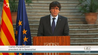 Comparecencia de Carles Puigdemont el 28 de octubre, cuando ya hab&iacute;a sido destituido como presidente de la Generalitat y un d&iacute;a antes de marcharse a Bruselas. El r&oacute;tulo de TV3 lo identifica como &ldquo;president&rdquo;.