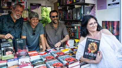 Jorge Díaz, Agustín Martínez y Antonio Mercero, bajo el seudónimo de Carmen Mola, durante la firma de libros en la Feria del Libro de Madrid el 1 de junio.