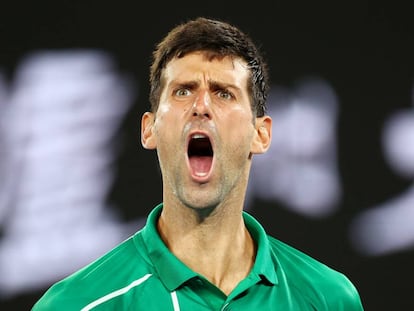Djokovic celebra un punto durante la semifiinal contra Federer en Melbourne.