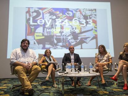 El ministro de Cultura, Pablo Avelluto (izq), junto a funcionarios argentinos en la presentación del nuevo sistema.