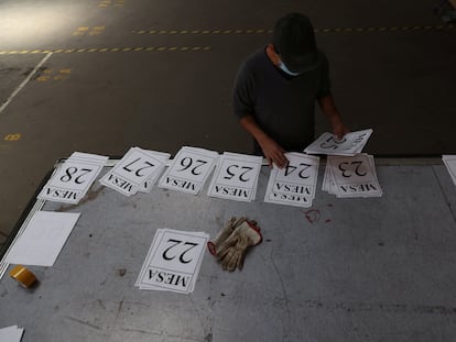 Preparativos en un colegio electoral de Santiago este viernes.