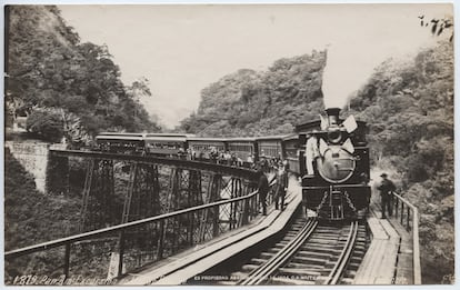 Un trajecte del tren Pan-American creuant el pont sobre el canó de Metlac, part del ferrocarril mexicà