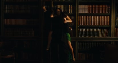 LA ESCENA DE SEXO EN LA LIBRERÍA DE 'EXPIACIÓN'. Que esta escena sea el principio de todos los males de los protagonistas no quita que sea TODA UNA ESCENA. El sexo de aquí te pillo en la librería, en mitad de una fiesta, con Keira Knighley luciendo ese precioso e inolvidable vestido verde, sigue en la mente de muchas de las mujeres que respondieron a Moran.