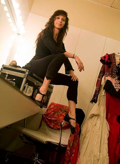 Aída Gómez, en su camerino del Teatro de San Lorenzo de El Escorial, durante los ensayos de <b><i>Permíteme bailarte.</b></i> 
Foto: Santi Burgos