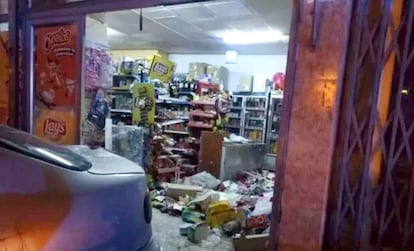 Local chino tras sufrir la colisión del vehículo en el barrio madrileño de Usera.