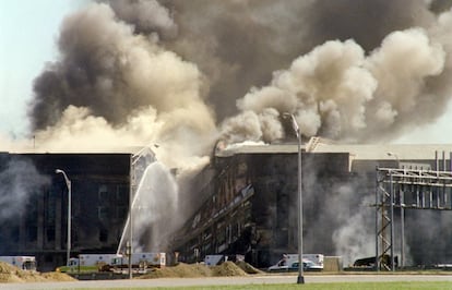 Los bomberos intentan controlar el incendio en el Pentágono. Tras conocerse el ataque, se da orden de que todos los aviones aterricen de inmediato (unos 4.500 lo hacen en todo EE UU). Un cuarto avión secuestrado, el UA93, apaga su transpondedor y acaba estrellándose en un campo de Pensilvania. Nadie sobrevive.