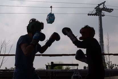 Dos jóvenes practican boxeo en una de las nuevas instalaciones deportivas por donde pasa el nuevo cablebús.