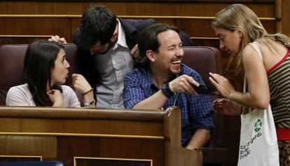 Sònia Farré, diputada d'En Comú Podem, conversa amb Pablo Iglesias al Congrés.
