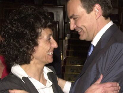Cabrera felicita a Zapatero tras su investidura, en abril de 2004.