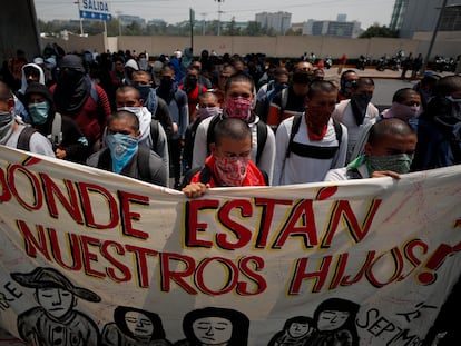 Normalistas de Ayotzinapa y familiares de los 43 jóvenes desaparecidos se instalan en un campamento frente al Campo Militar 1 en Ciudad de México.