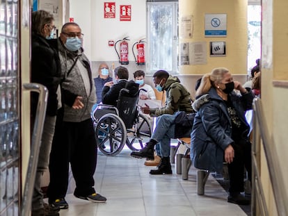 Pacientes en la sala de espera del Centro de Salud Potes, el lunes en Villaverde (Madrid).