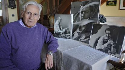 Baldomero Pestana, con fotos suyas de Neruda, Vargas Llosa y García Márquez, en la casa familiar de Bascuas (Lugo).