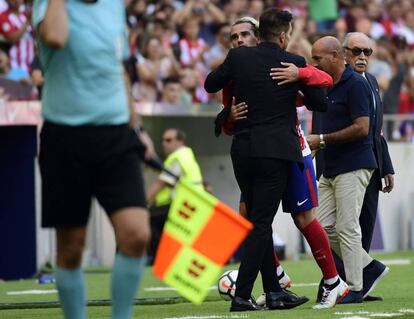 Griezmann abraza a Simeone tras ser sustituido.