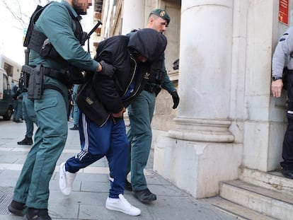 Joaquín Fernández, 'El Prestamista', entrando a los juzgados tras su detención en la operación antidroga 'Jaque Mate' de la Guardia Civil.