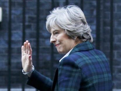 La l&iacute;der brit&aacute;nica Theresa May, ayer al regresar al n&uacute;mero 10 de Downing Street.