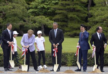 Matteo Renzi, Angela Merkel, Barack Obama, Shinzo Abe y François Hollande plantan un árbol durante su visita al santuario de Ise (Japón)