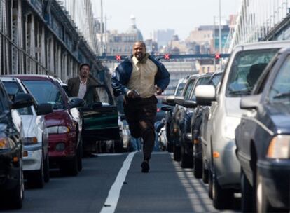 Denzel Washington corre, pistola en mano, en una de las escenas de <i>Asalto al tren Pelham 123.</i>