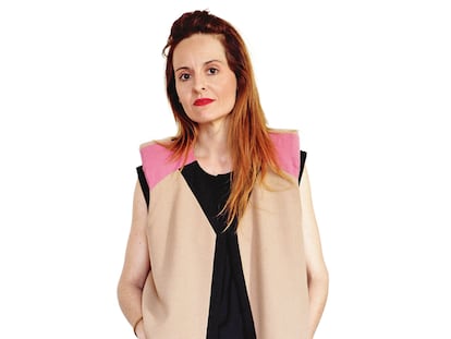 La diseñadora de moda Ana Locking, tras abandonar el dúo Locking Shocking, debutó en solitario en 2008.