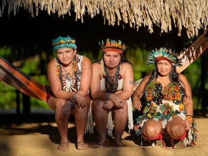 Mandei, Mayta y Borea Juma, hermanas de la última familia de su pueblo indígena, en su territorio, cerca de Canutama, Estado de Amazonas (Brasil), en julio de 2023.