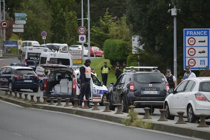 A menos de 24 horas del comienzo de la contracumbre, una docena de vehículos y más de 40 agentes de ambos lados de la frontera controlaban el paso a Francia en cada puente.