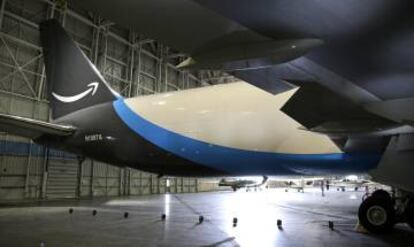 La cola del avión de Amazon, con el logotipo de la empresa