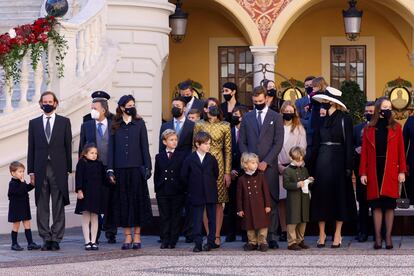 Miembros de la familia real de Mónaco durante el acto diurno: Carlota Casiraghi, Pierre Casiraghi y su mujer Beatrice Borromeo, entre los invitados.
