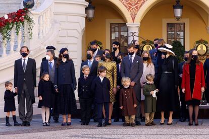 Miembros de la familia real de Mónaco durante el acto diurno: Carlota Casiraghi, Pierre Casiraghi y su mujer Beatrice Borromeo, entre los invitados. 