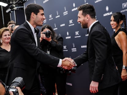 Alcaraz y Messi se saludan durante la gala de los premios Laureus celebrada en París.