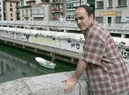 Iñaki García, edil de Ezker Batua, en el Puente Viejo de Ondarroa.