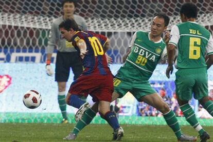 Messi intenta marcharse de un rival durante el encuentro.