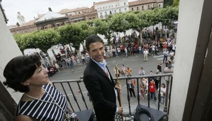 El socialista Javier P&eacute;rez, tras sel elegido alcalde de Alcal&aacute;, en el balc&oacute;n del Ayuntamiento. 