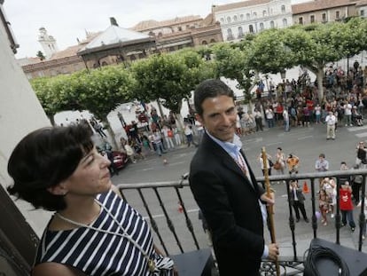 El socialista Javier P&eacute;rez, tras sel elegido alcalde de Alcal&aacute;, en el balc&oacute;n del Ayuntamiento. 