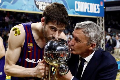 El entrenador del Barcelona Lassa, Svetislav Pesic y el jugador Ante Tomic, tras vencer al Real Madrid en la final de la Copa del Rey de baloncesto.