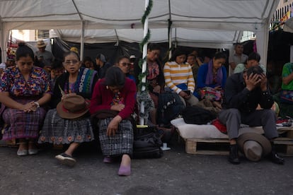 Líderes indígenas protestan frente a la sede del Ministerio Público (Fiscalía) para exigir la renuncia de la fiscal general, Consuelo Porras, en Ciudad de Guatemala (Guatemala), el 12 de enero de 2024.