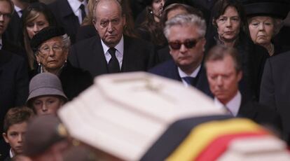 El rey Juan Carlos, entre los asistentes al funeral por Fabiola de Bélgica. En la ceremonia también está la reina Sofía.