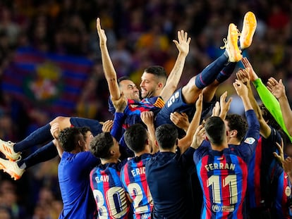 Los jugadores del Barcelona mantean a Jordi Alba y a Sergio Busquets.