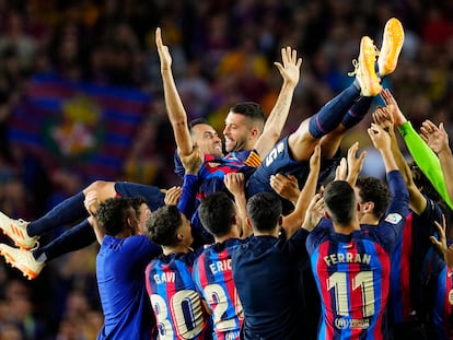 Jordi Alba y Sergio Busquets son manteados por los jugadores del Barcelona tras la victoria ante el Mallorca en la Liga, en el Camp Nou este domingo.