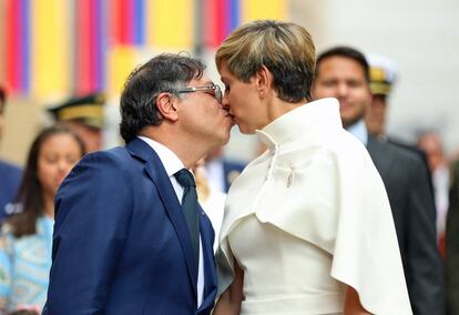 Gustavo Petro le da un beso a su esposa Verónica Alcocer.