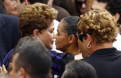 Dilma Rousseff abraza a Marina Silva, compañera de fórmula y posible sucesora de Eduardo Campos, durante el funeral del candidato socialista.