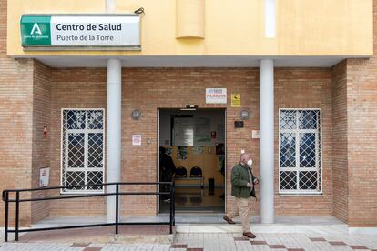 Entrada del centro de salud de El Puerto de la Torre, en Málaga, este viernes.