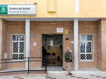 Entrada del centro de salud de El Puerto de la Torre, en Málaga, este viernes.