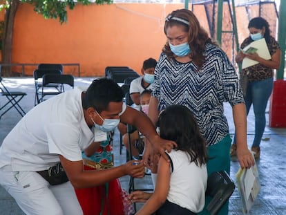 Personal de la Secretaría de Salud vacuna a una niña en un colegio de Acapulco, en el Estado de Guerrero, el 23 de enero de 2023.