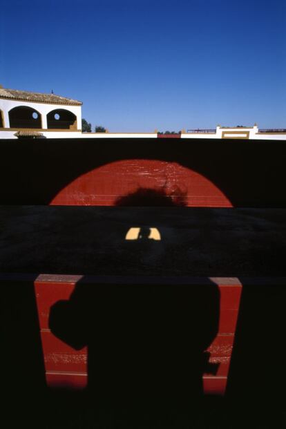 Un ingenioso autorretrato de Masats en uno de sus escenarios favoritos, una plaza de toros. A él siempre le han interesado los tópicos, pero "de forma lateral, para sacarles punta".